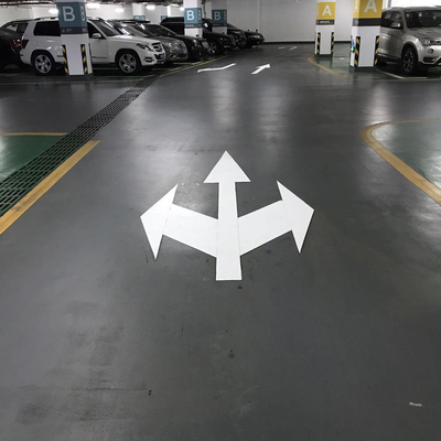 前に形作られた道の一時的な舗装の印テープ矢警告の具体的な示すテープ