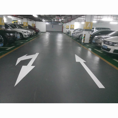 前に形作られた道の一時的な舗装の印テープ矢警告の具体的な示すテープ